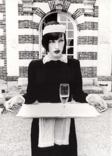 Your champagne, sir? © Ellen von Unwerth